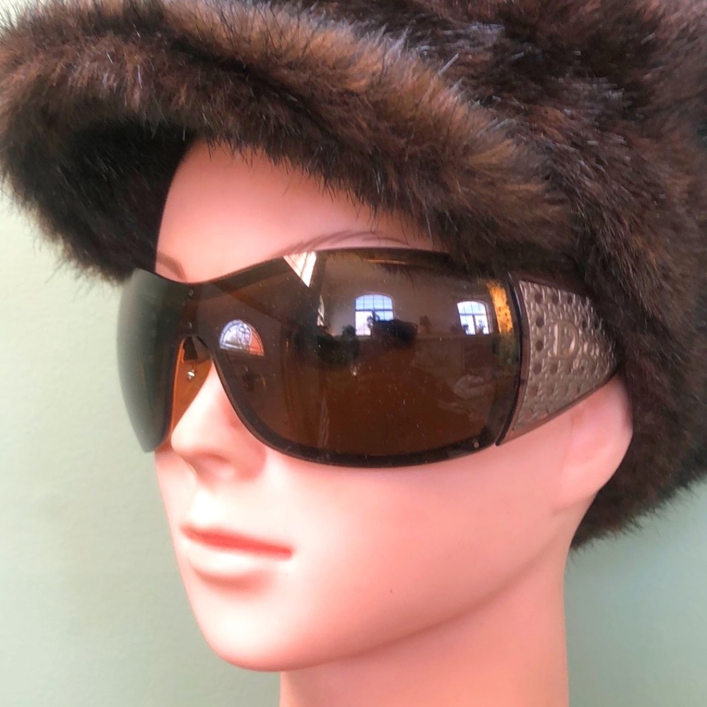 Christian Dior Authenticated Shield Sunglasses - Picture 4 of 9
